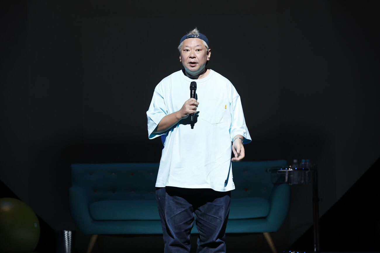 舞台「母さん、ラブソングです。」の公開稽古であいさつする鈴木おさむ氏