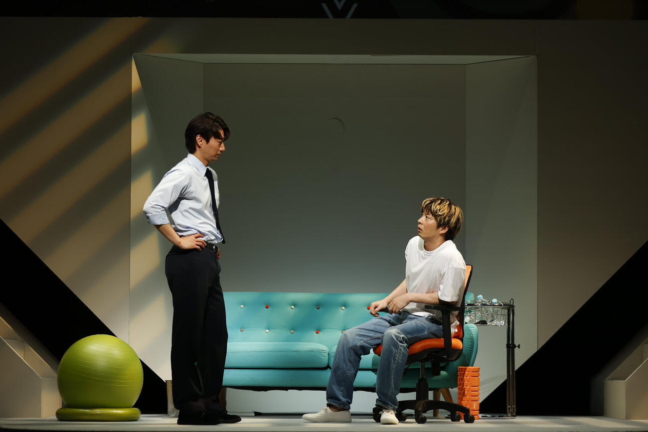 舞台「母さん、ラブソングです。」の公開稽古を行った田中圭（右）と矢崎広