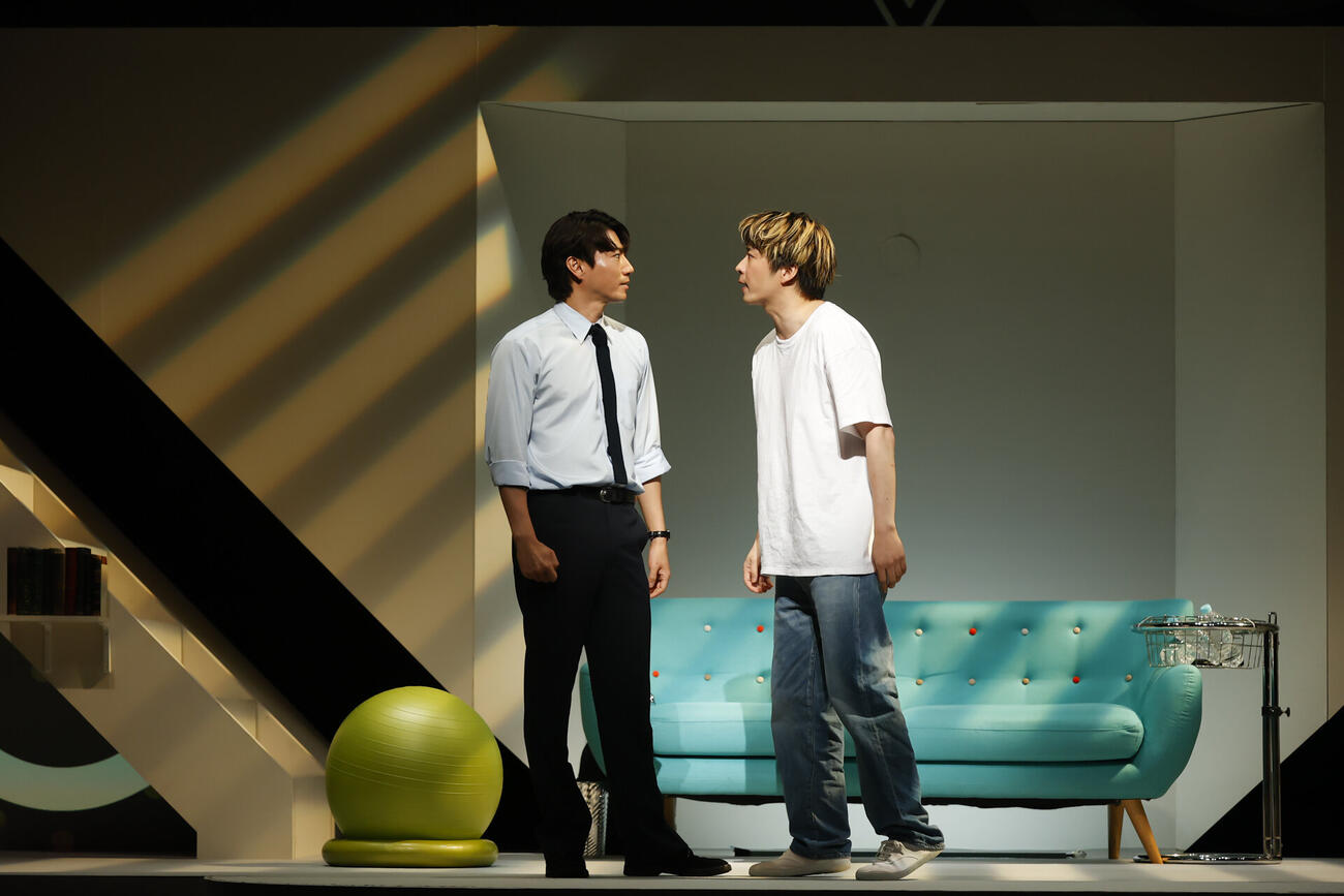 舞台「母さん、ラブソングです。」の公開稽古を行った田中圭（右）と矢崎広