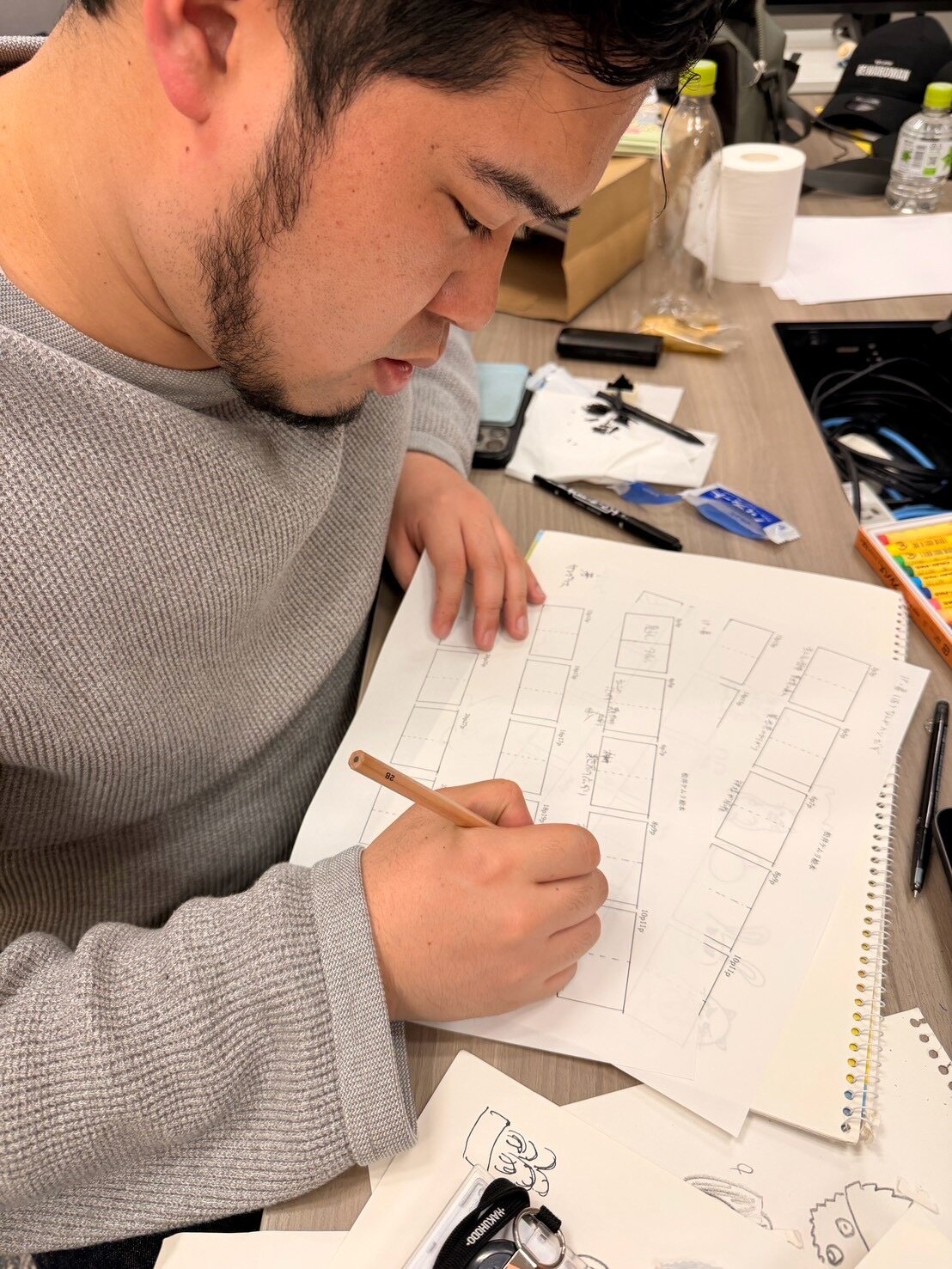 絵本「ちがうちがう」を製作する松井ケムリ（（C）松井ケムリ／集英社提供）