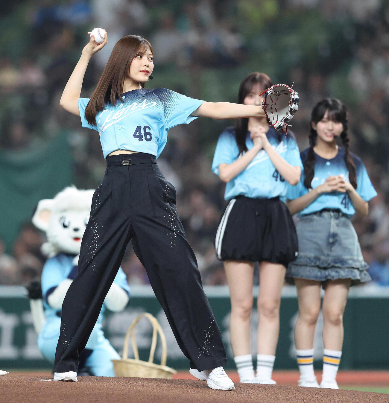 西武対オリックス　試合前、セレモニアルピッチを務める乃木坂野球部の柴田柚菜