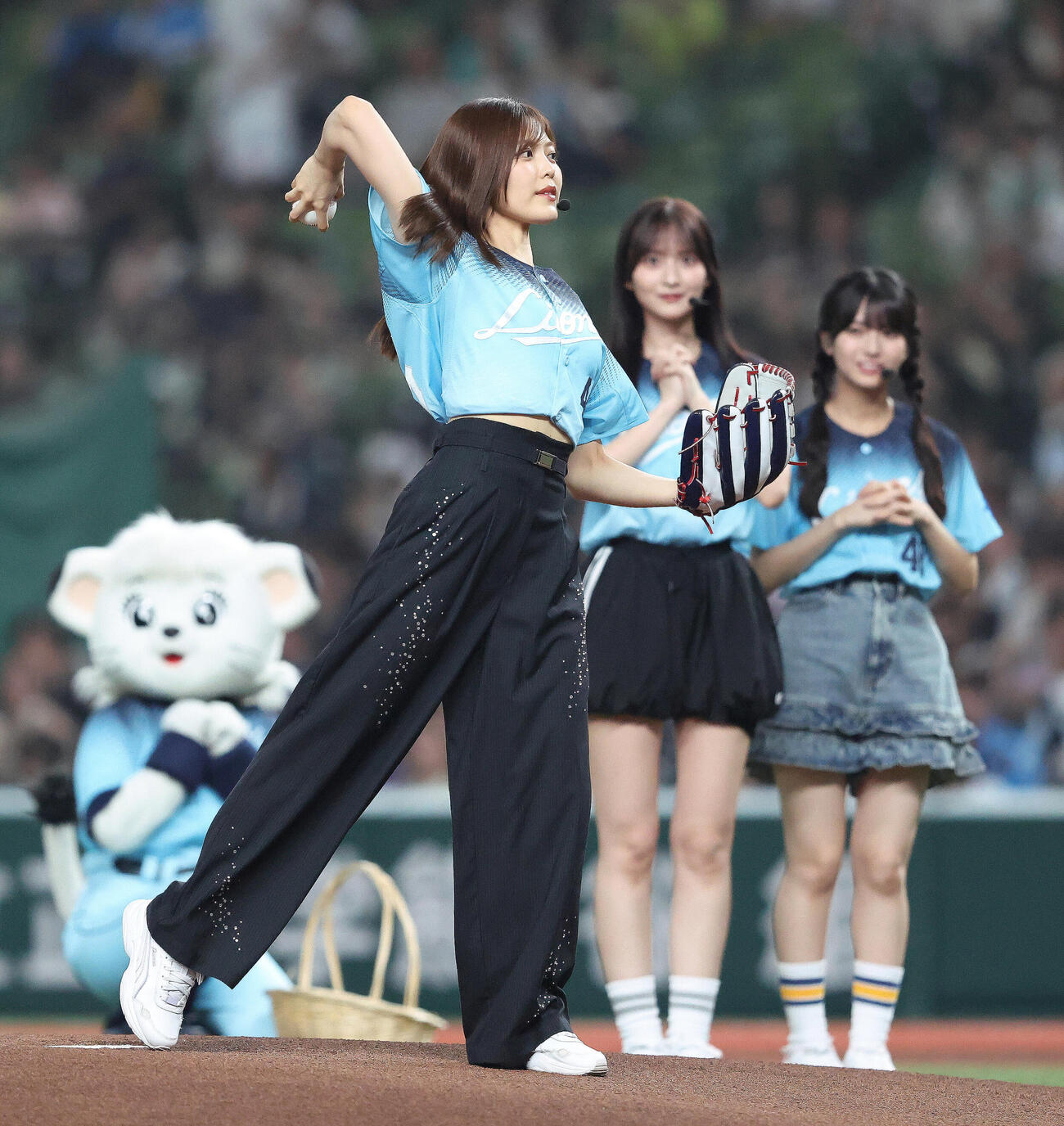 西武対オリックス　試合前、セレモニアルピッチを務める乃木坂野球部の柴田柚菜