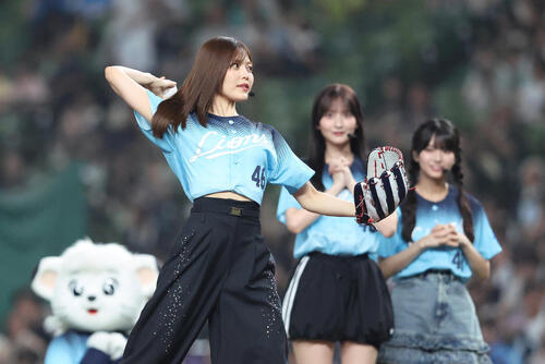 乃木坂46柴田柚菜、完璧ノーバン投球に満面の笑み 乃木坂野球部が