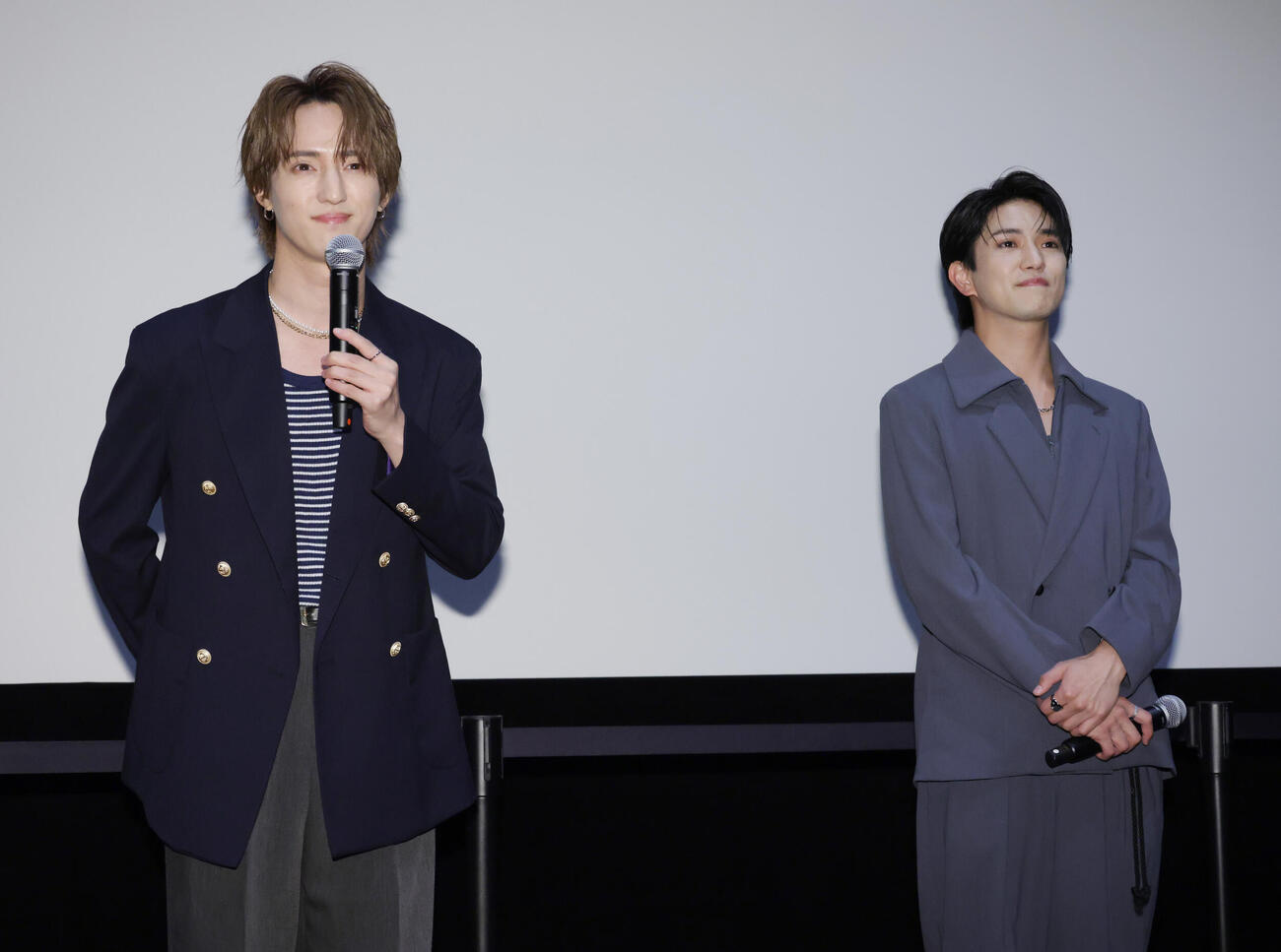 ドラマ「Chat Boy」試写会で、あいさつを行う川島如恵留（左）と正門良規（撮影・中島郁夫）