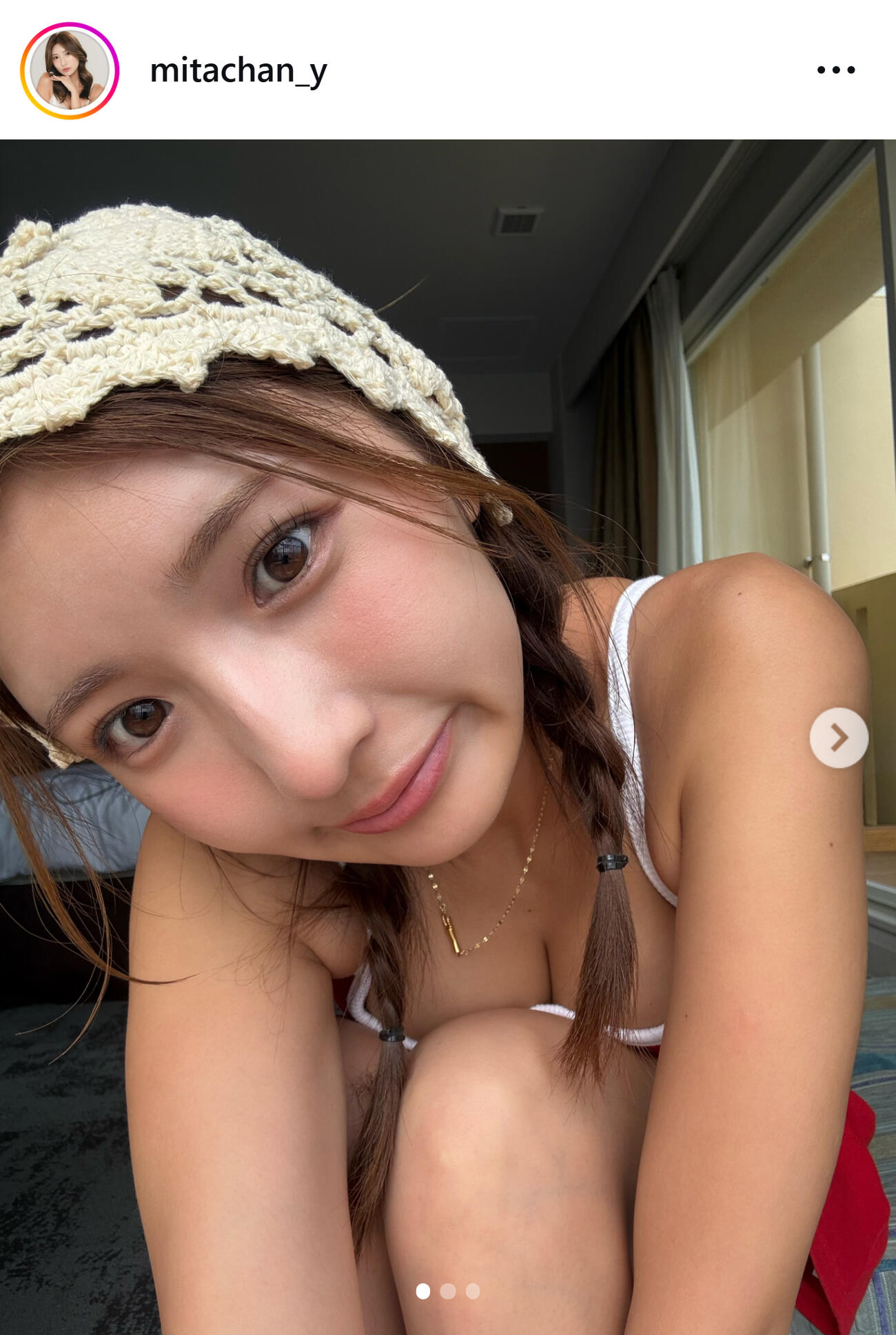 キャミワンピ姿の三田悠貴（三田悠貴のインスタグラムから）