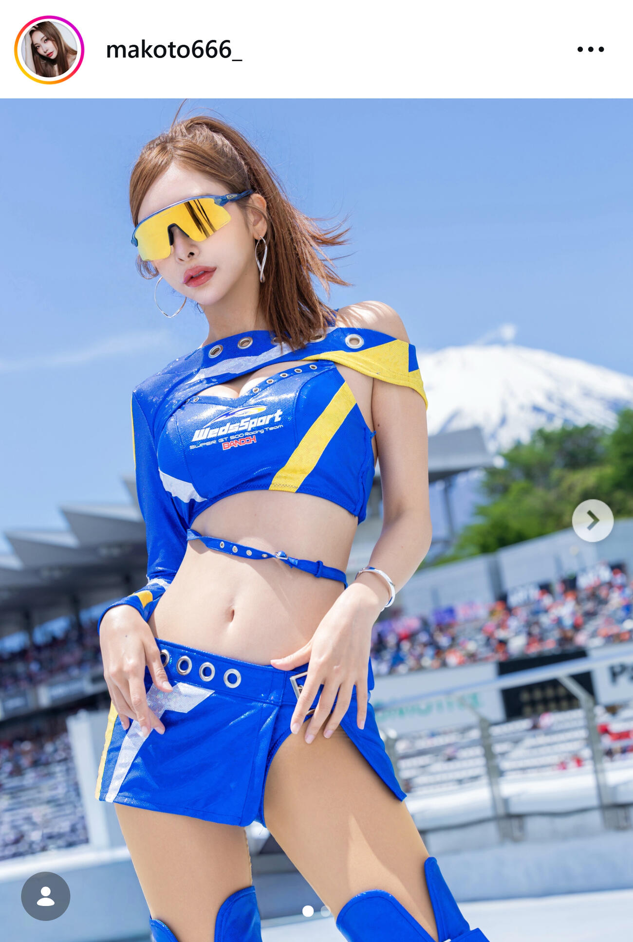 ヘソ出しコス姿の南真琴（南真琴のインスタグラムから）