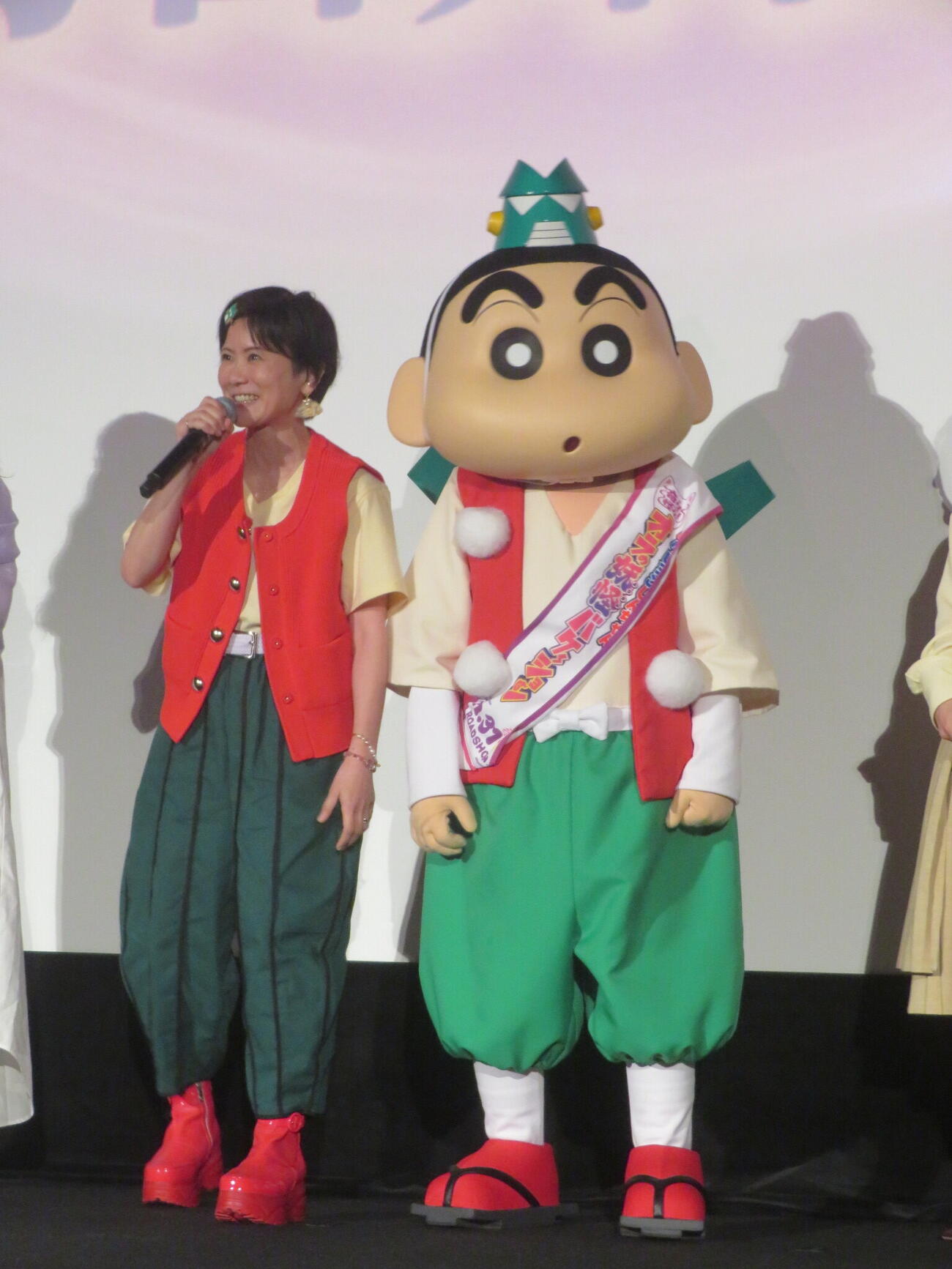 「映画クレヨンしんちゃん　奇々怪々！オラの妖怪バケ～ション」初日舞台あいさつに出席した小林由美子（左）としんちゃん（撮影・川田和博）
