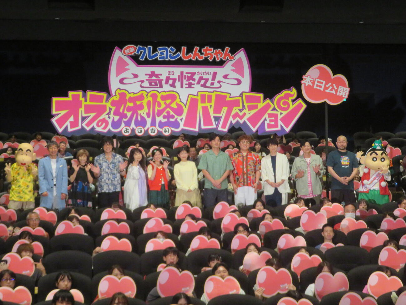 「映画クレヨンしんちゃん　奇々怪々！オラの妖怪バケ～ション」初日舞台あいさつに出席した、左からチョー、こおろぎさとみ、森川智之、ならはしみき、小林由美子、伊藤沙莉、マユリカ阪本、マユリカ中谷、梶裕貴、下野紘、渡辺正樹監督（撮影・川田和博）
