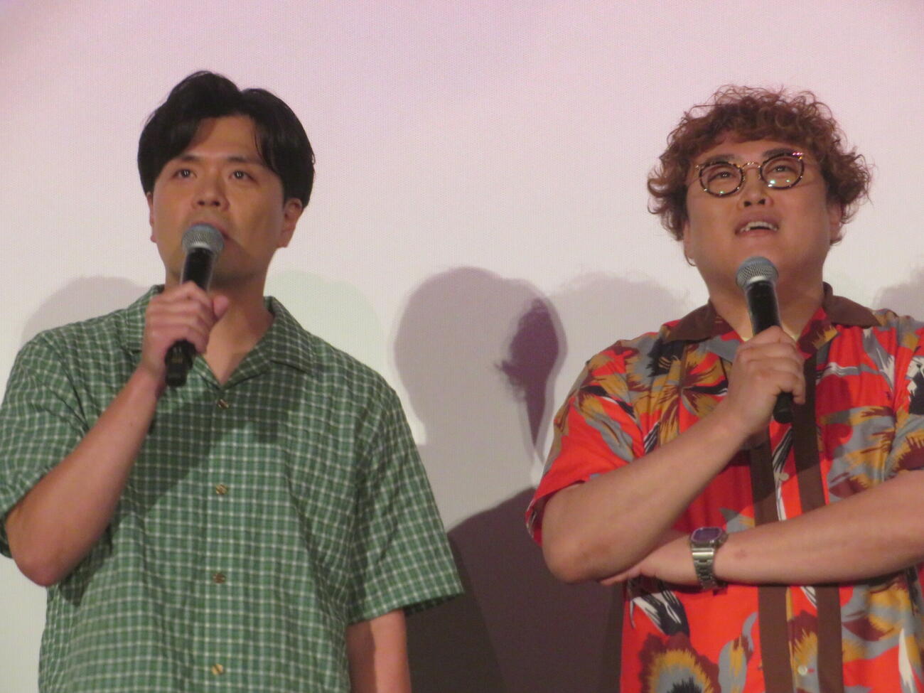 「映画クレヨンしんちゃん　奇々怪々！オラの妖怪バケ～ション」初日舞台あいさつに出席したマユリカの阪本（左）と中谷（撮影・川田和博）
