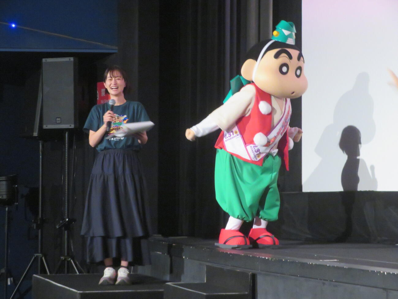 「映画クレヨンしんちゃん　奇々怪々！オラの妖怪バケ～ション」初日舞台あいさつで、テレビ朝日斎藤ちはるアナ（左）に絡むしんちゃん（撮影・川田和博）