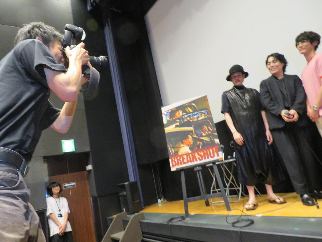 短編映画「BREAK SHOT」劇場公開記念トークイベントで、オフィシャルカメラマンとしてオダギリジョー、くるま、高良健吾を撮影する、かか゛屋の加賀翔（左）（撮影・村上幸将）
