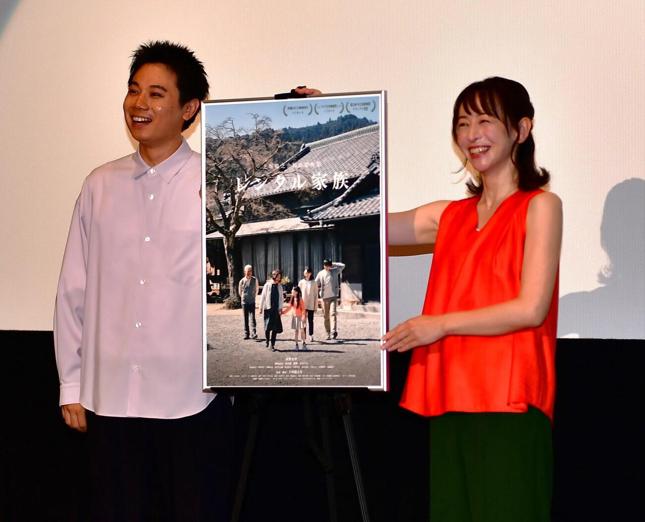 主演映画「レンタル家族」の本公開初日舞台あいさつに出席した主演の荻野友里（右）と上坂龍之介監督