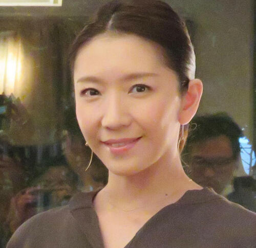 瀬奈じゅん「自撮りすら、いい感じに撮影」レディー・ガガとも仕事をした写真家と２ショット