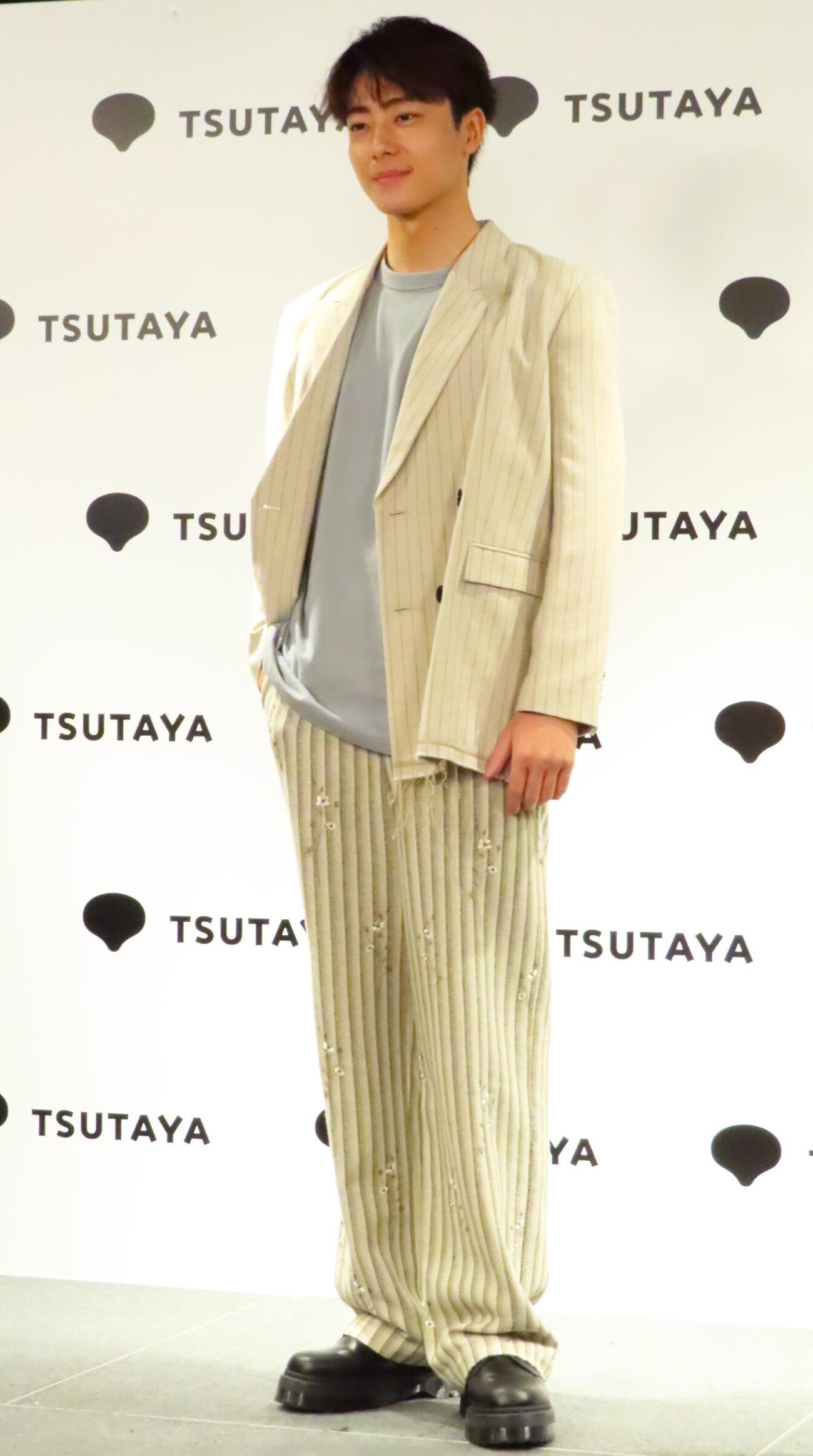 フォトブック「MADEKARA」発売記念会見に出席した井上祐貴