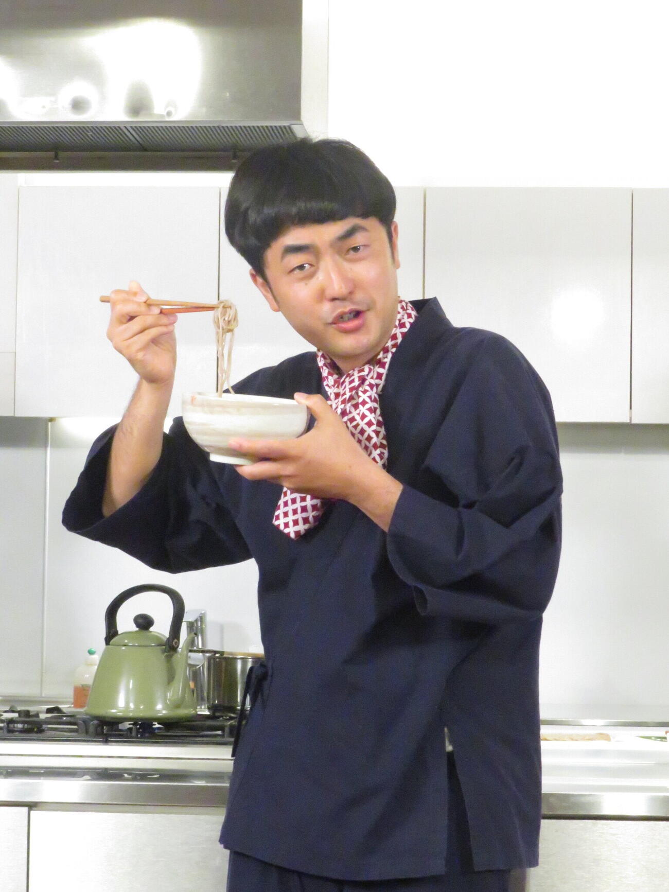 「たくろう万博」で提供する「赤木そば」を実際に作り、ポーズを決めるたくろうの赤木裕