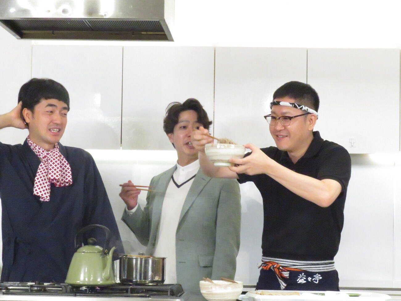「たくろう万博」に向け、たくろう赤木裕（左）が作った「赤木そば」を試食するドンデコルテの渡辺銀次（右）と小橋共作