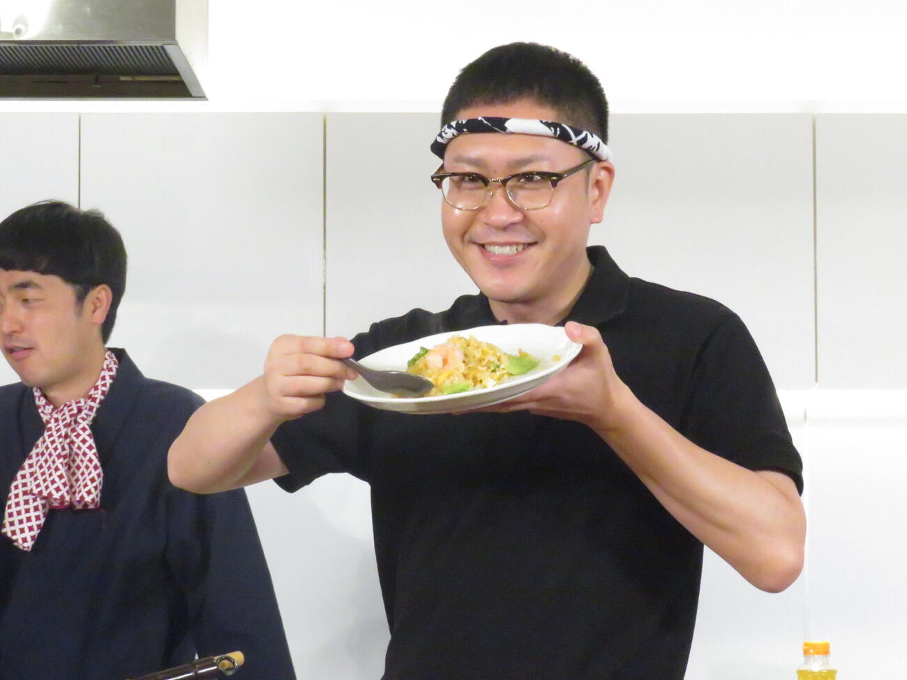 「たくろう万博」で提供する「銀次チャーハン」を実際に作り、笑顔で披露するドンデコルテの渡辺銀次
