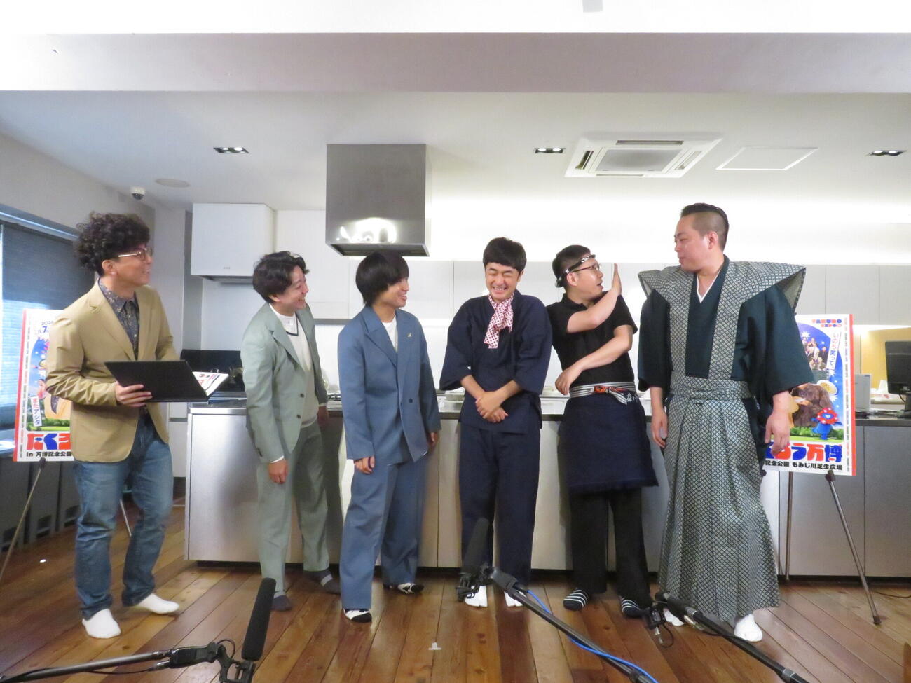 「たくろう万博」に向けた試食会を兼ねた会見に出席した左から「たくろう」きむらバンド、「ドンデコルテ」小橋共作、「エバース」佐々木隆史、「たくろう」赤木裕、「ドンデコルテ」渡辺銀次、「エバース」町田和樹