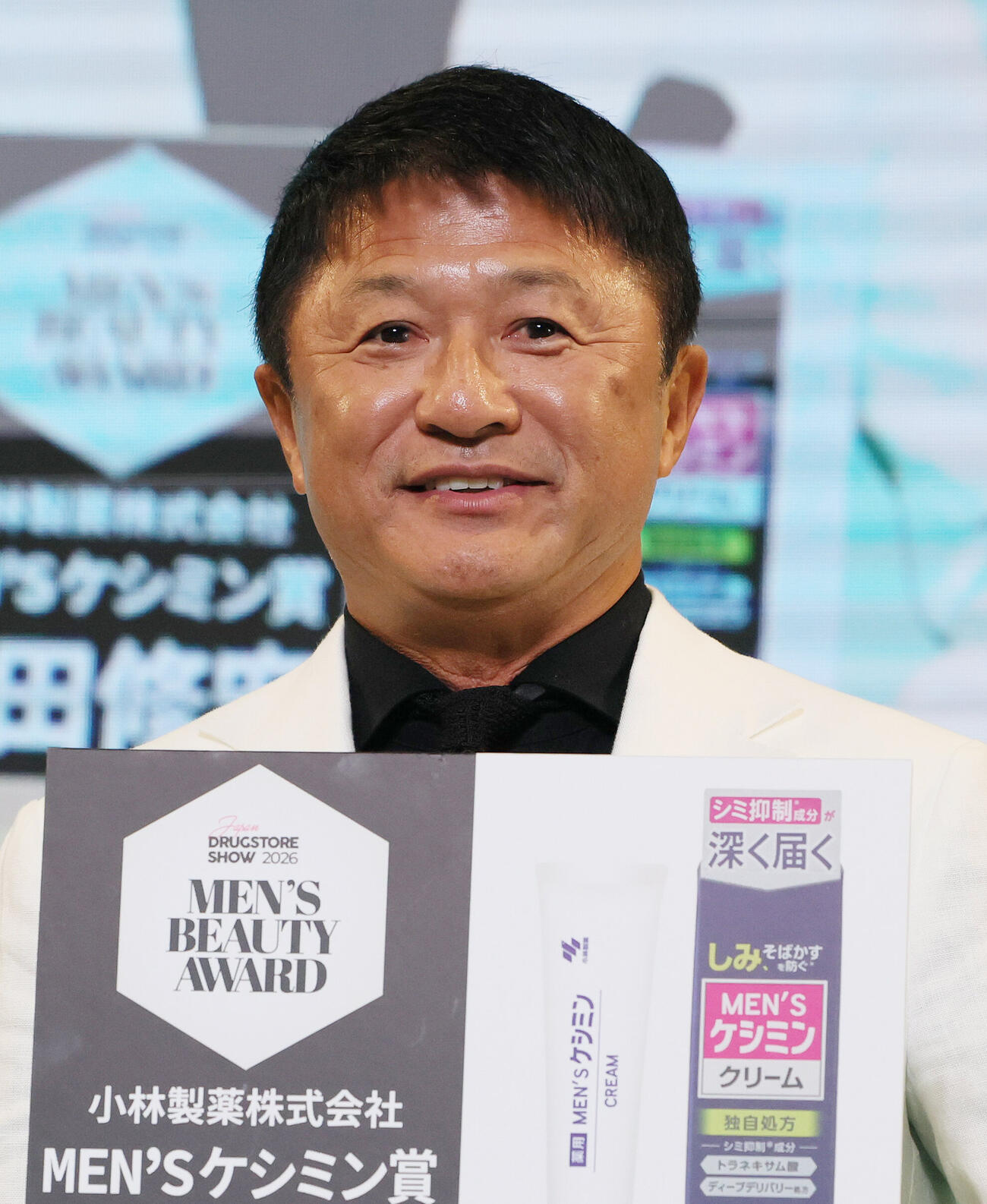 MEN'Sケシミン賞を受賞したMCを務める武田修宏（撮影・丹羽敏通）