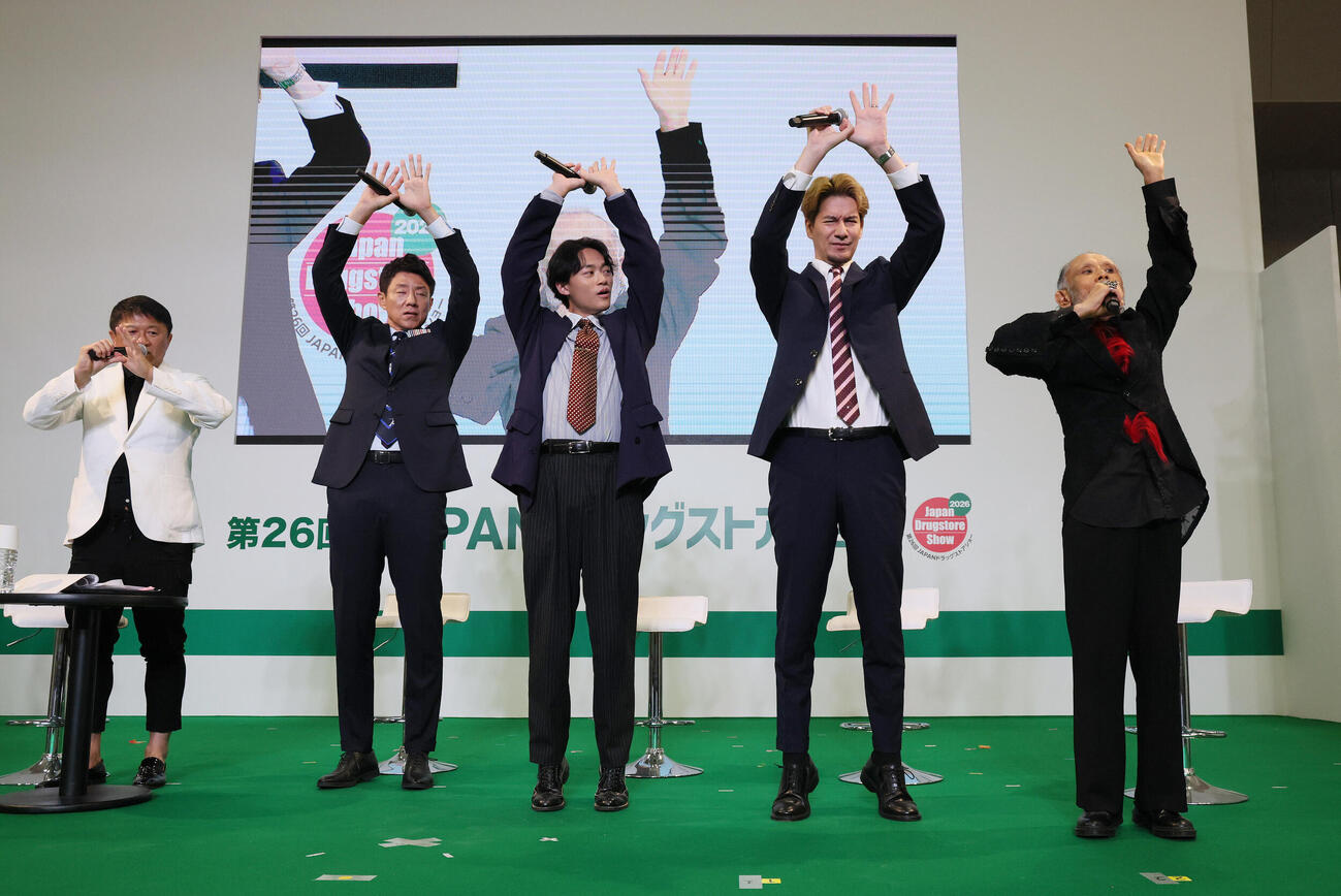 自身の健康法のトークで片岡鶴太郎（右端）指導の下ヨガをする、左から武田修宏、松岡修造、中山翔貴、JOY（撮影・丹羽敏通）