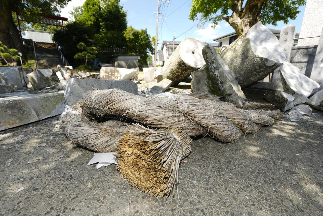 地震で倒壊した熊本県宇城市の松橋神社の鳥居としめ縄＝31日午後2時47分（共同）