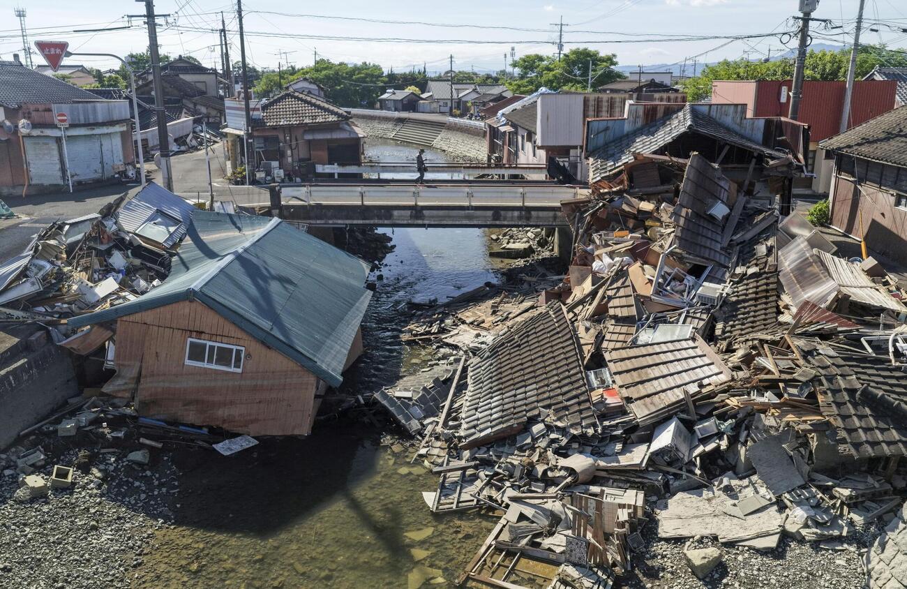 地震で倒壊した熊本県八代市の鏡川沿いの家屋（共同）