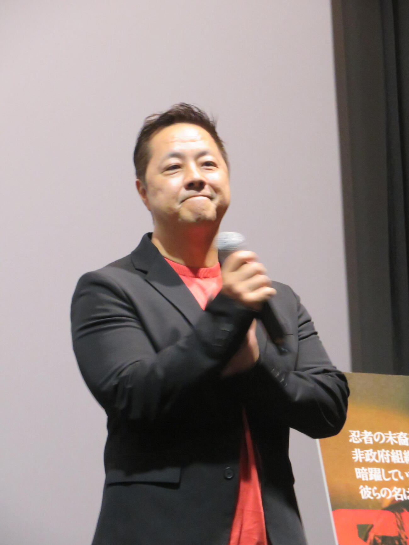 映画「四十九－SEEK－」公開記念舞台あいさつに登壇したシェイン・コスギ監督（撮影・村上幸将）