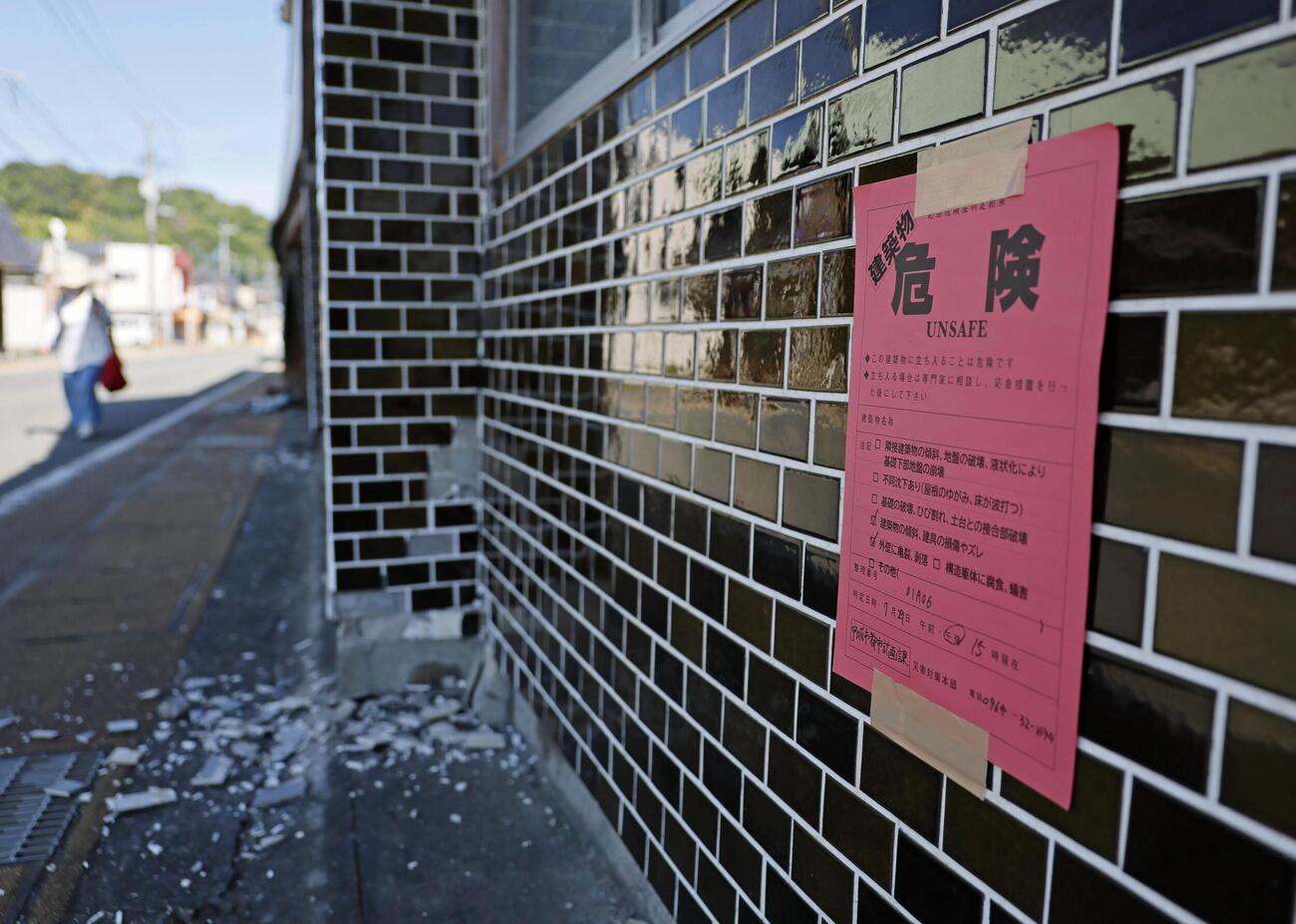 「危険」と書かれた紙が張られた熊本県宇城市の建物＝31日午後2時48分（共同）