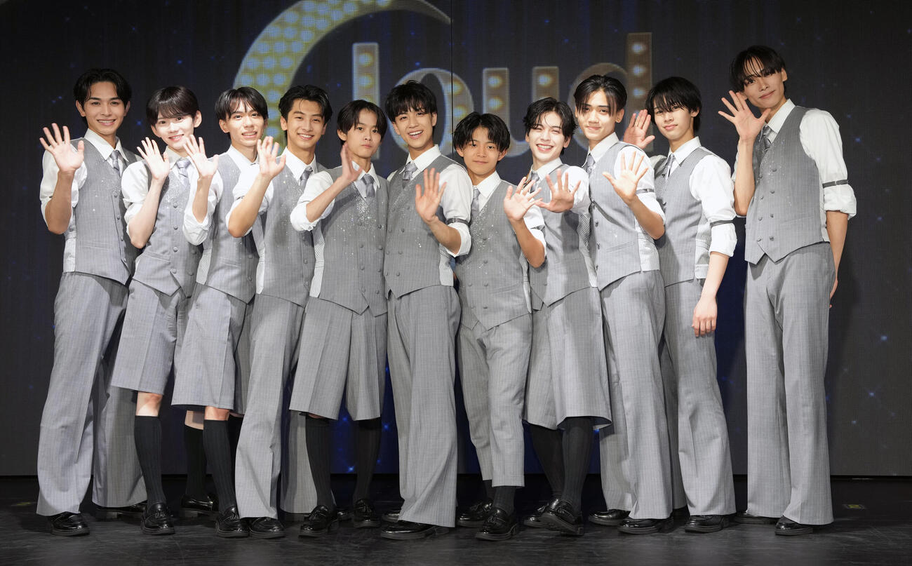 「We’re Cloud ten」公開ゲネプロに登場し、公演後フォトセッションを行うCloud ten（撮影・小島史椰）