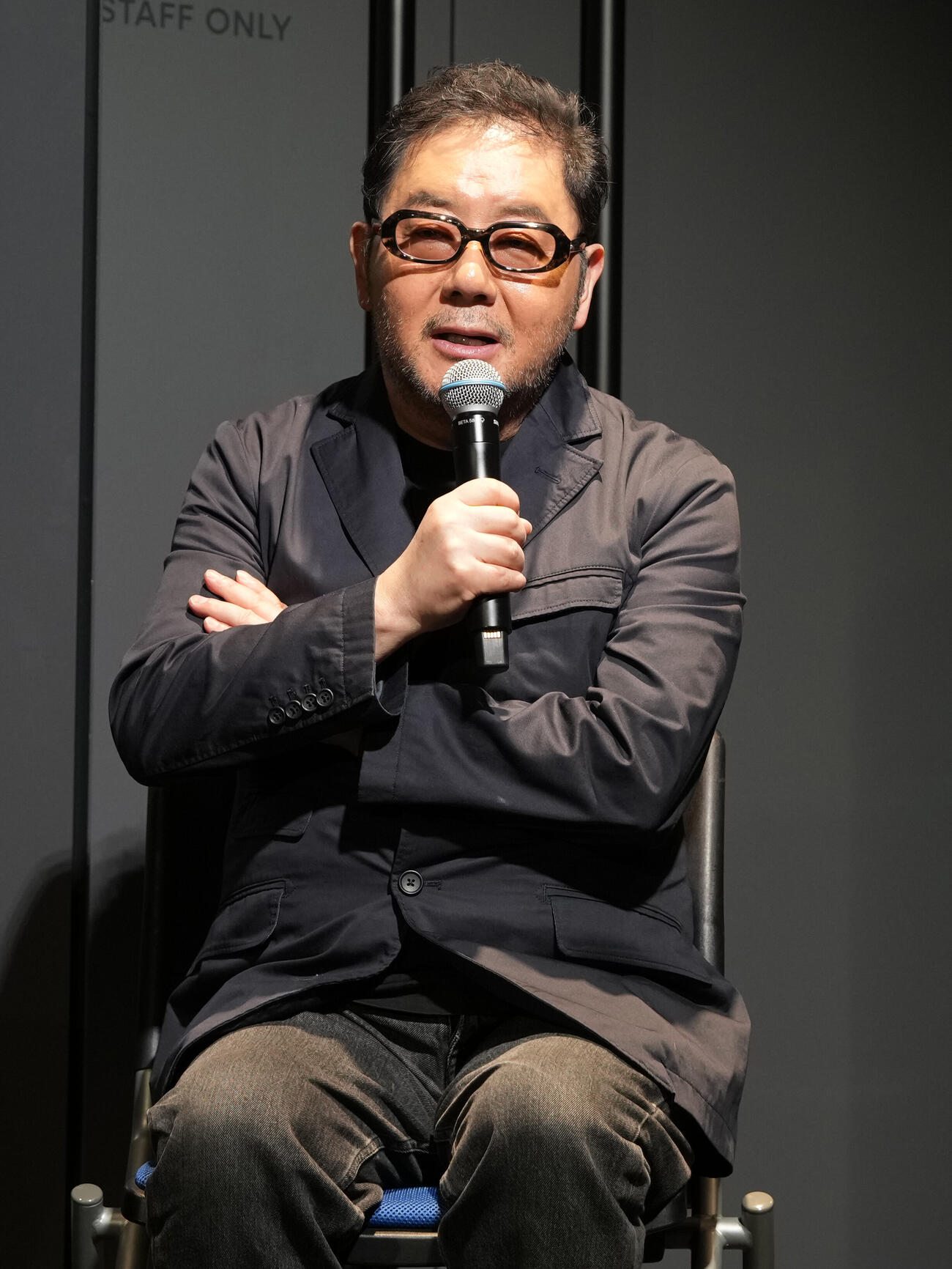 「We’re Cloud ten」公開ゲネプロに登場し囲み取材に応じる秋元康氏（撮影・小島史椰）