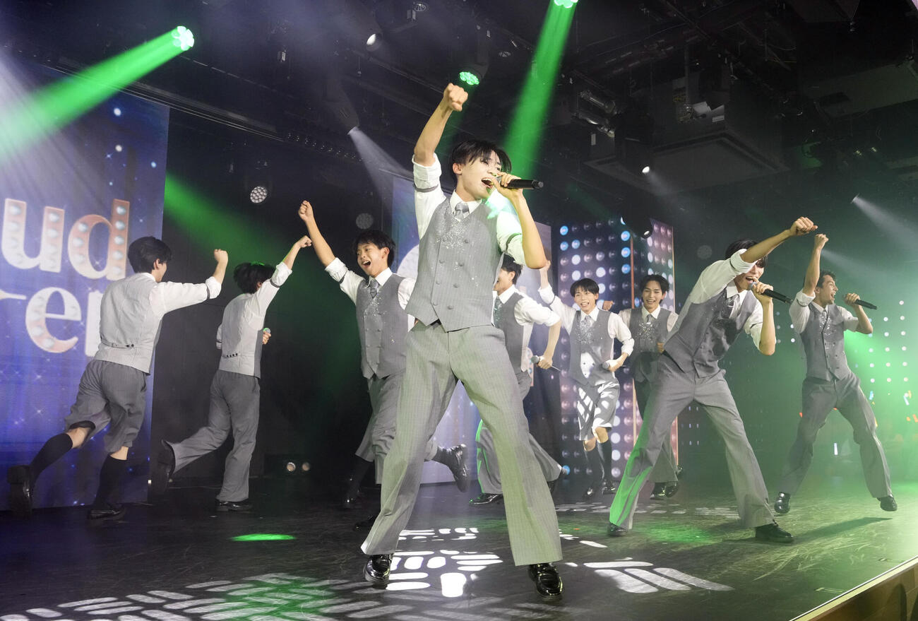 「We’re Cloud ten」公開ゲネプロに登場しパフォーマンスを披露するCloud ten（撮影・小島史椰）