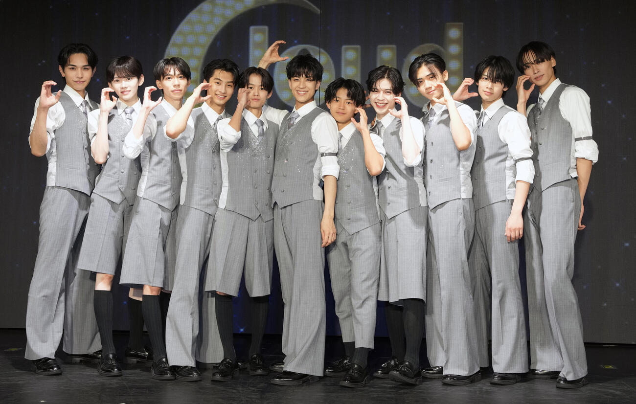 「We’re Cloud ten」公開ゲネプロに登場し、公演後フォトセッションを行うCloud ten（撮影・小島史椰）