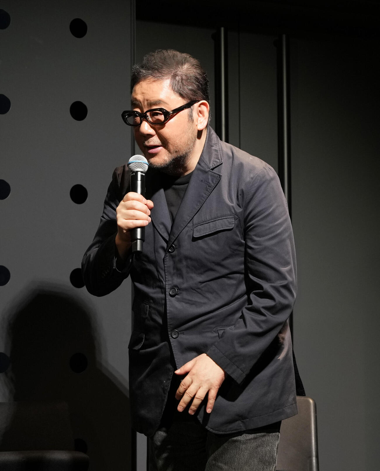 「We’re Cloud ten」公開ゲネプロに登場し囲み取材に応じる秋元康氏（撮影・小島史椰）