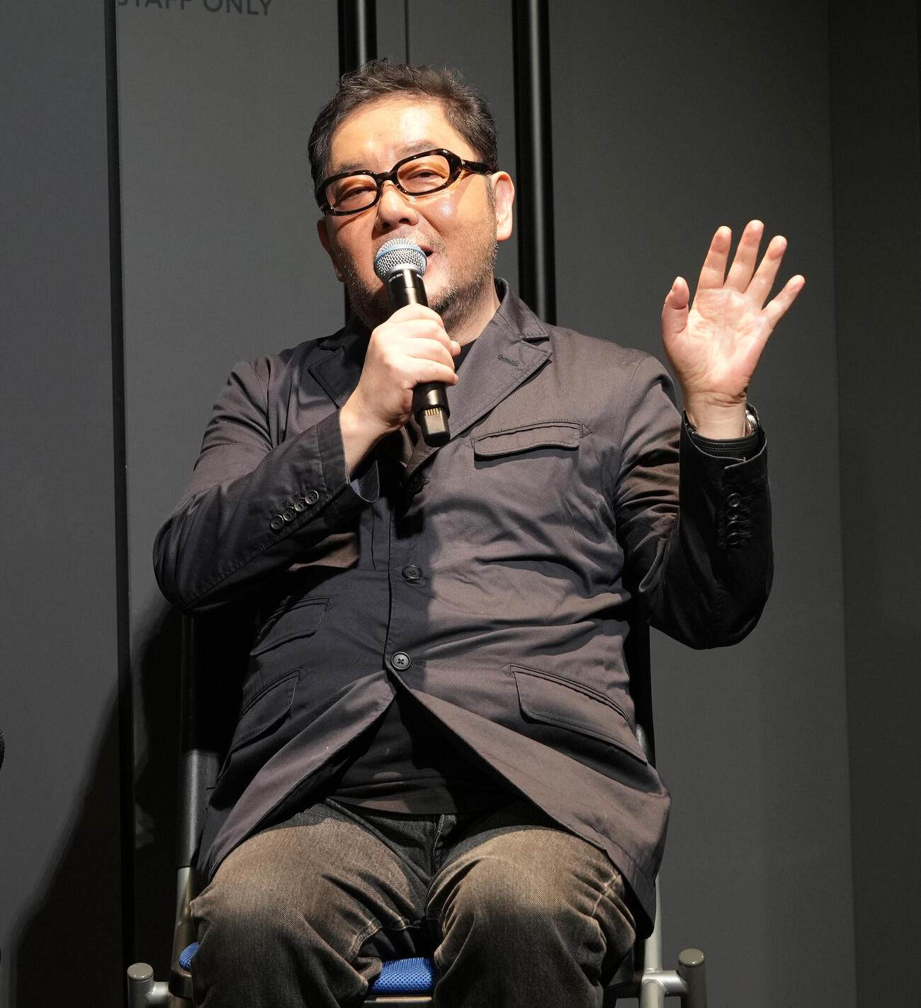 「We’re Cloud ten」公開ゲネプロに登場し囲み取材に応じる秋元康氏（撮影・小島史椰）