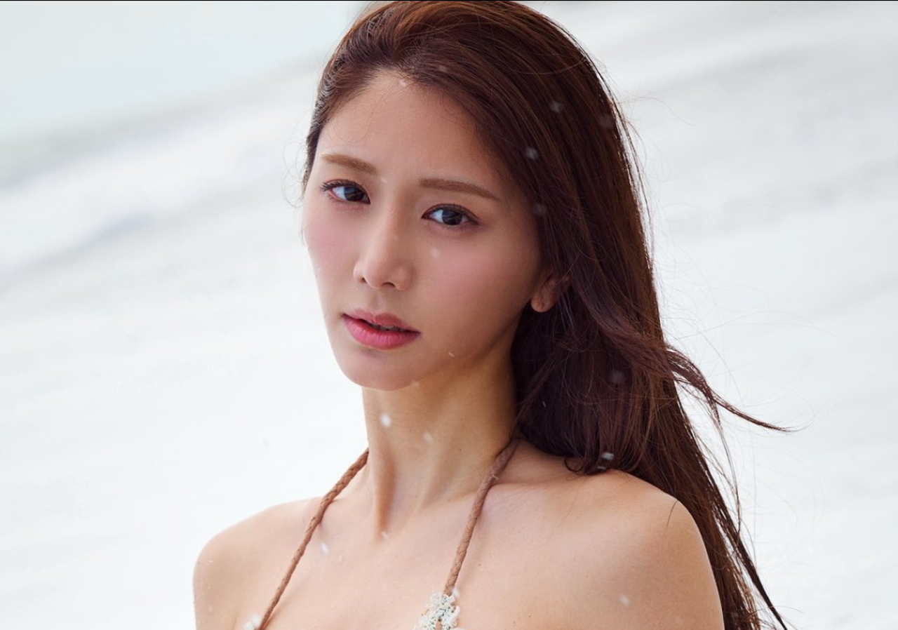 白ビキニ姿を公開した斎藤恭代（斎藤恭代のXから）