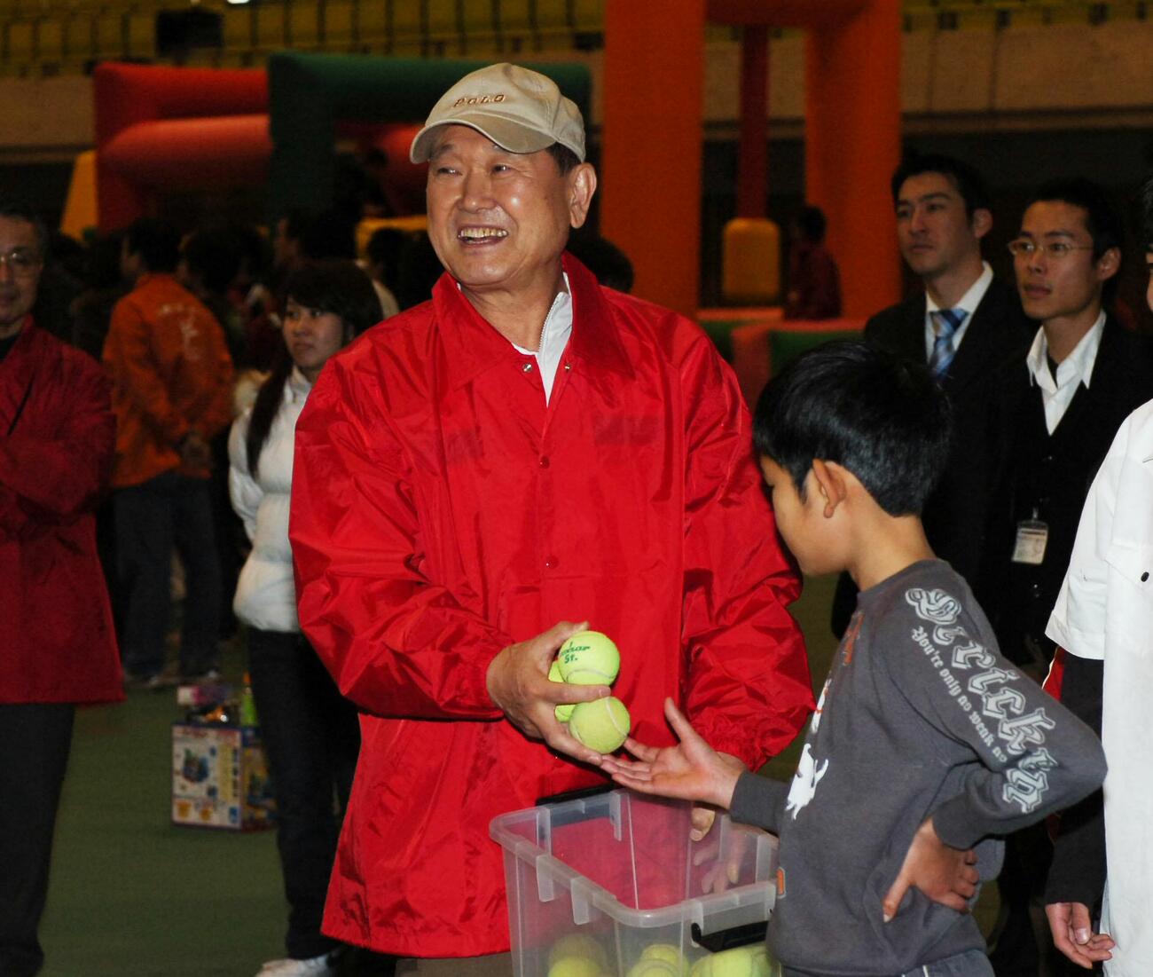 06年12月、未来っ子カーニバルでこどもにピッチングを教える板東英二さん
