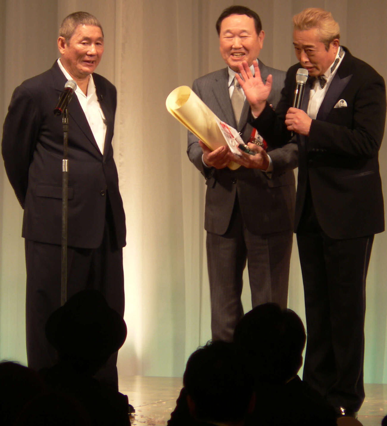 東スポ映画大賞授賞式でトークする、左からビートたけし、板東英二さん、ガダルカナル・タカ（2014年2月）