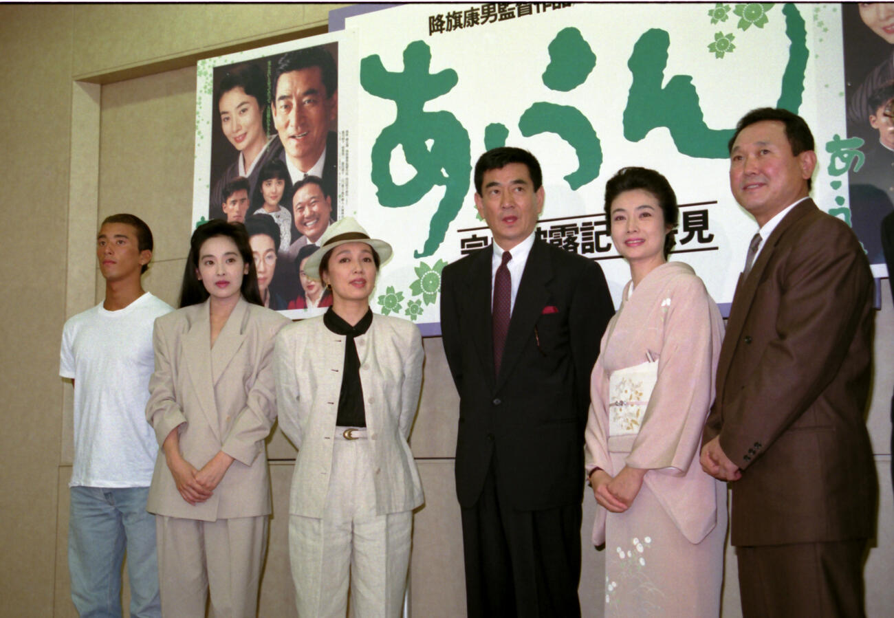 映画「あ・うん」記者会見で。左から真木蔵人、山口美江、宮本信子、高倉健、富司純子、板東英二