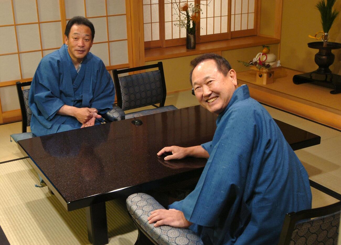 05年12月、テレビ愛知の正月番組「落合VS板東　大放談！オレ流2006」の収録で中日落合監督(左)と対談