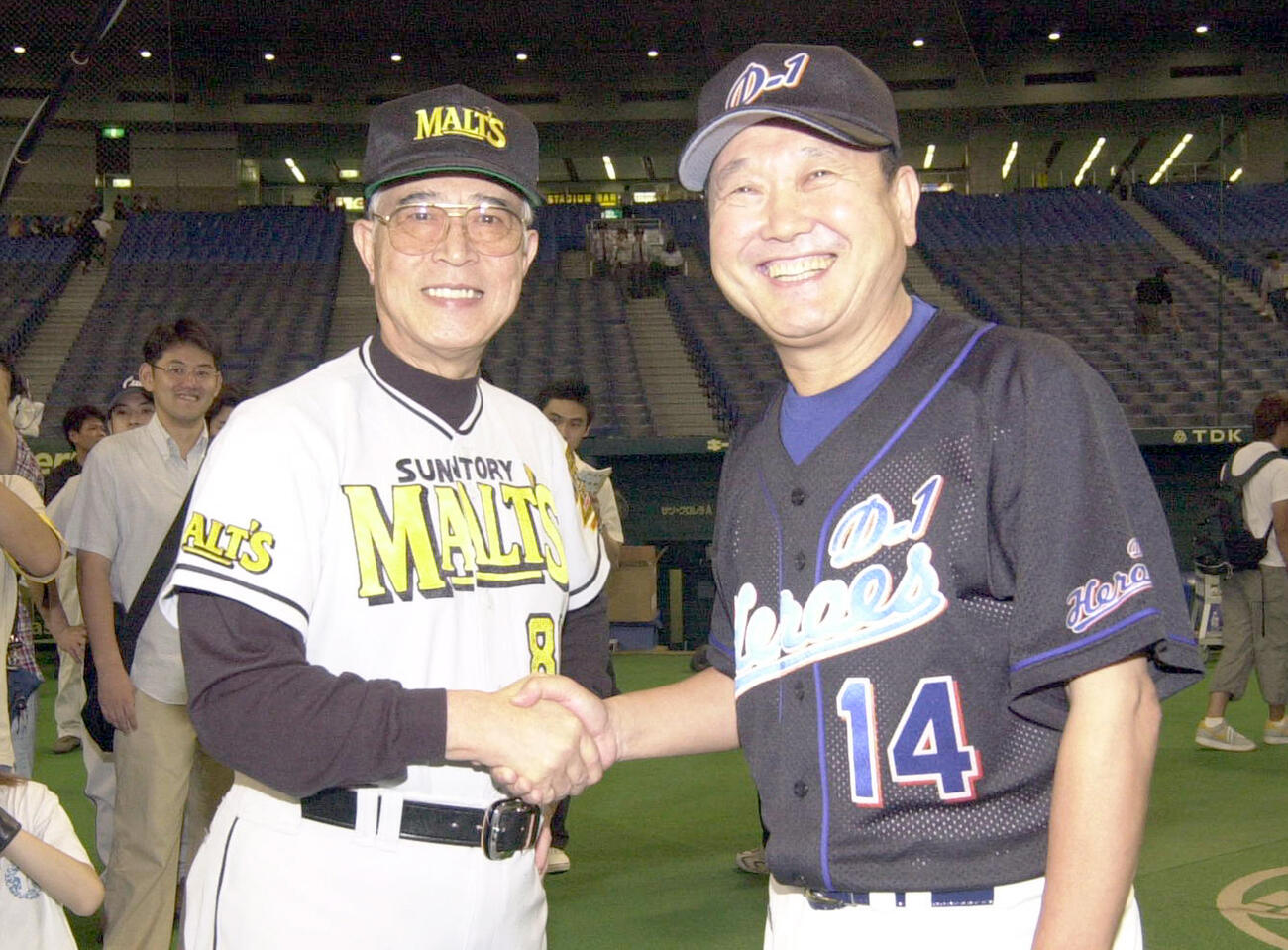 試合前笑顔で握手する大沢啓二監督（左）と板東英二監督（電子カメラ）