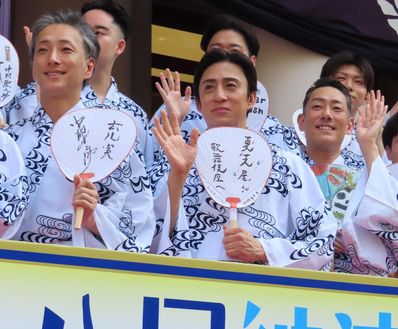 「八月納涼歌舞伎」初日の劇場前イベントに出席した、左から中村七之助、松本幸四郎、中村勘九郎