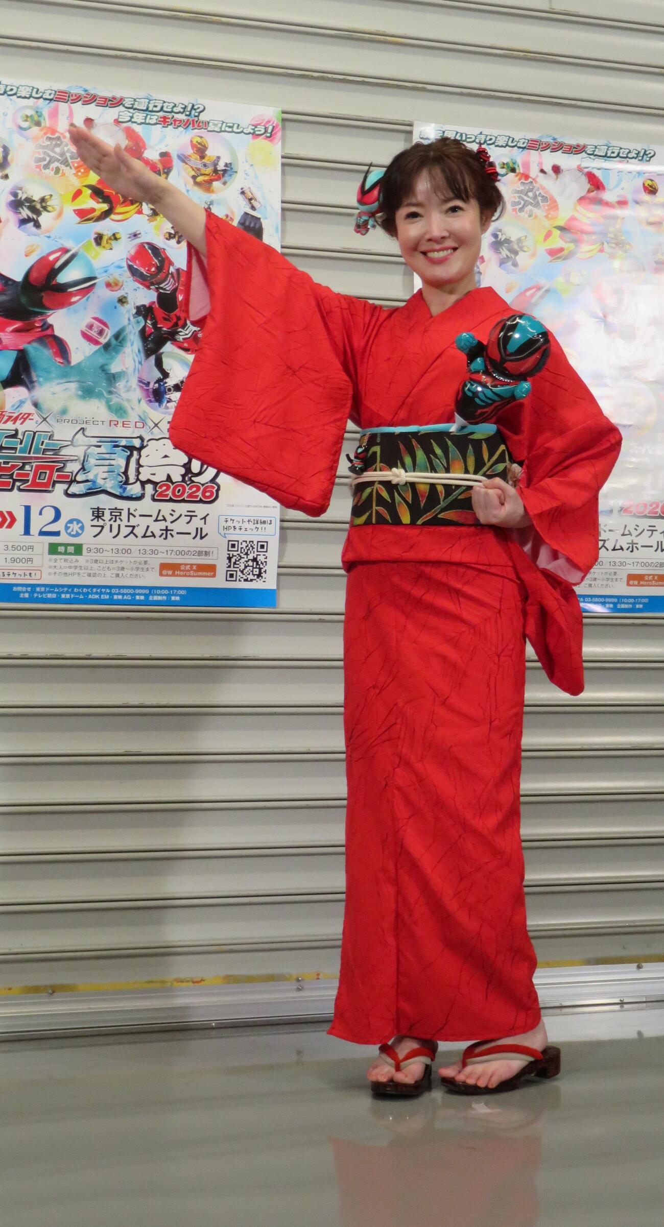 仮面ライダーの変身ポーズを決める田川寿美（撮影・松本久）（C）I・T・A・T・T