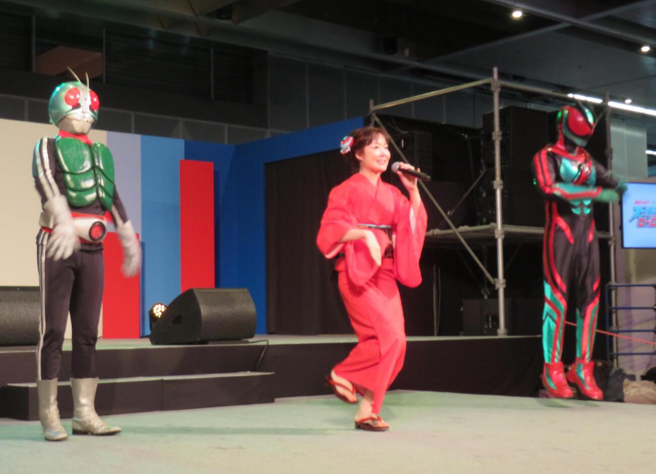 「スーパーヒーロー夏祭り2026」で歌唱イベントを行った田川寿美（撮影・松本久）（C）I・T・A・T・T