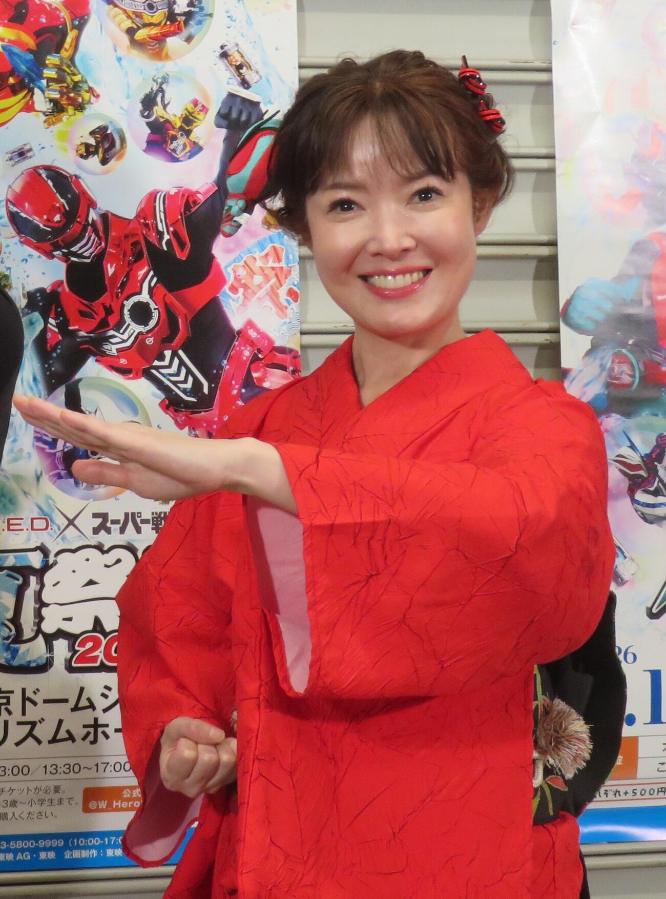仮面ライダーの変身ポーズを決める田川寿美（撮影・松本久）（C）I・T・A・T・T
