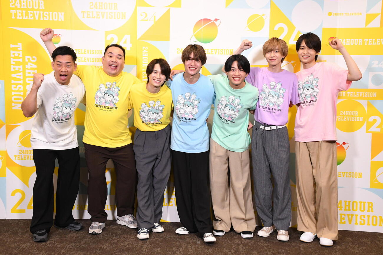 「24時間テレビ」ytvパートに出演する、左から、ミルクボーイ駒場孝志、内海崇、嶋﨑斗亜、大西風雅、AmBitious真弓孟之、AmBitious永岡蓮王、渡邉大我（撮影・阪口孝志）