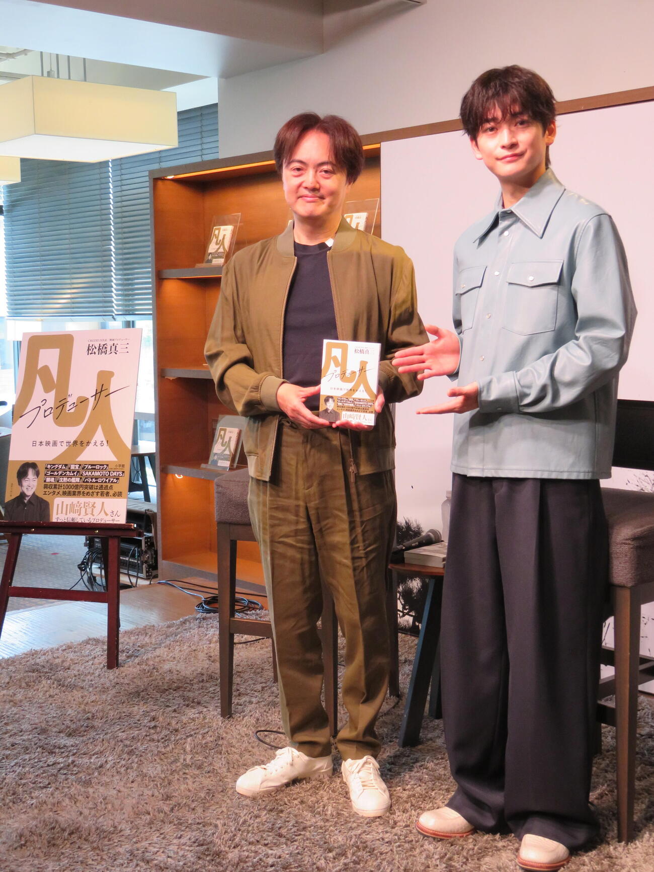 「凡人プロデューサー　日本映画で世界を変える！」発売記念トークイベントを開いた松橋真三プロデューサー（左）と高橋文哉（撮影・村上幸将）