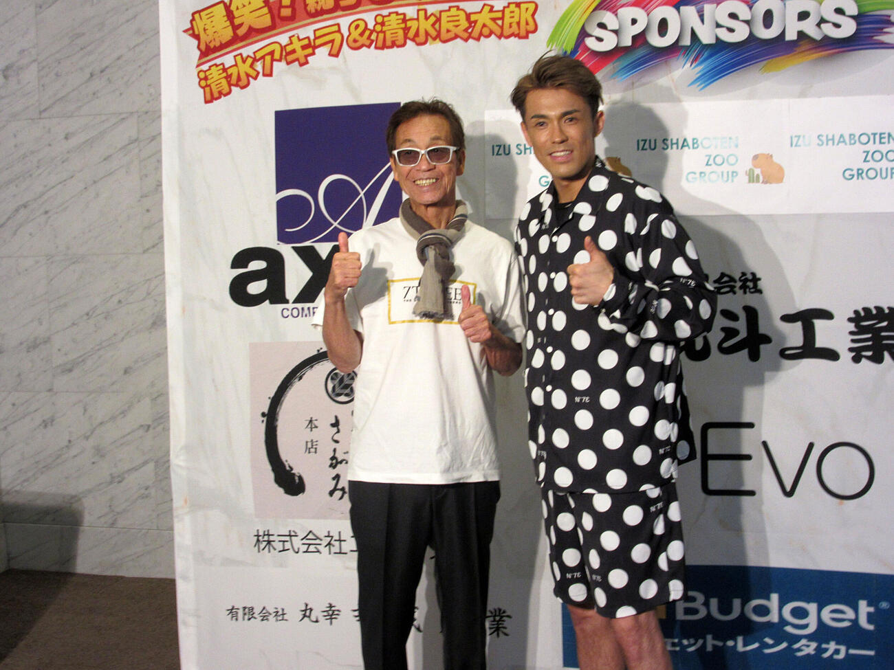 親子ものまねコンサートを開催した清水アキラ（左）と清水良太郎さん（2026年6月撮影）