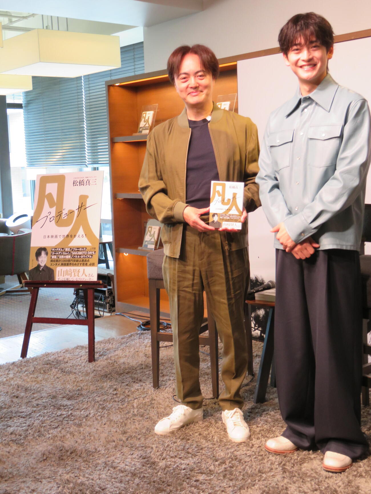 「凡人プロデューサー　日本映画で世界を変える！」発売記念トークイベントを開いた松橋真三プロデューサー（左）と高橋文哉（撮影・村上幸将）