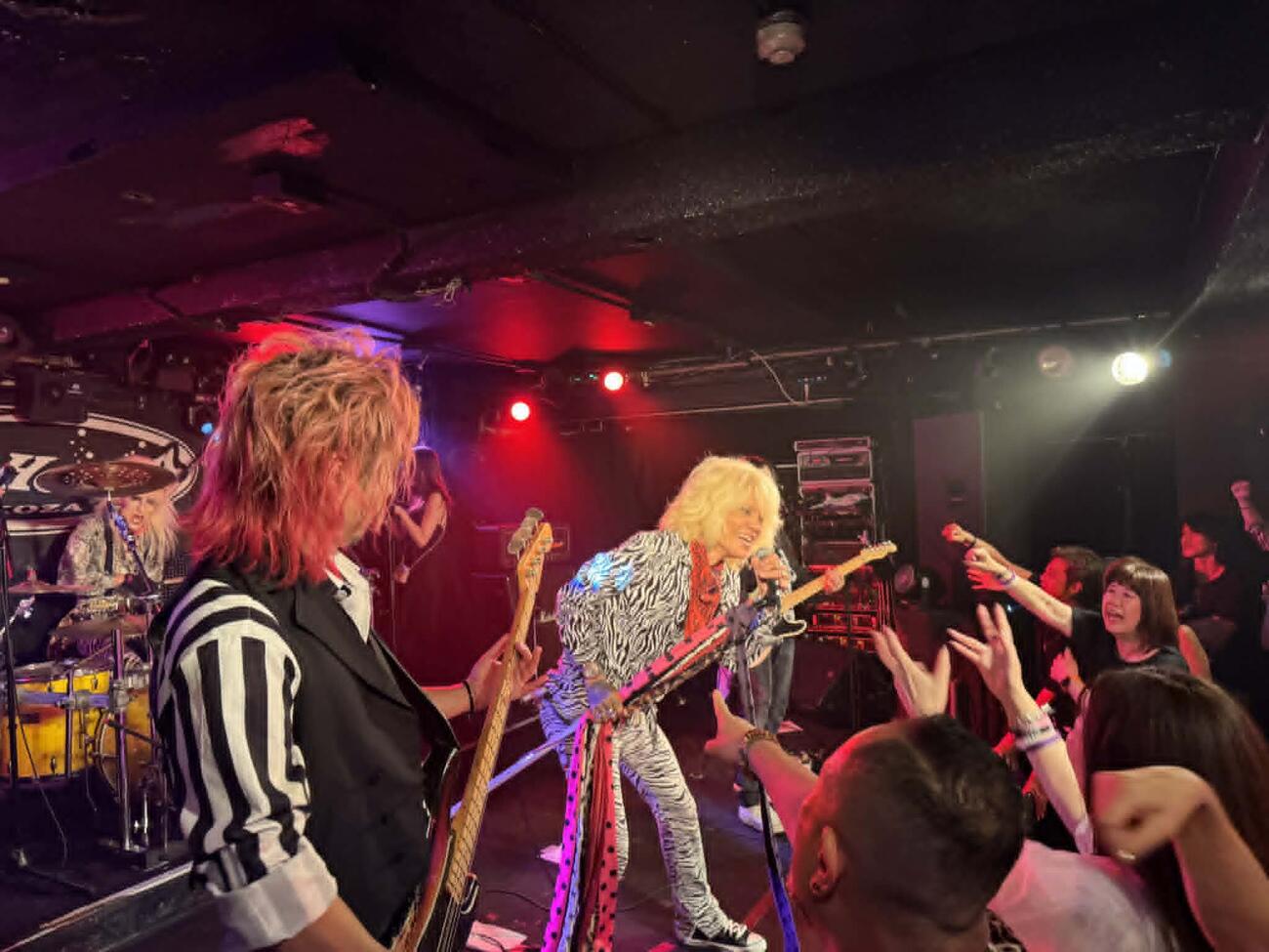 パフォーマンスするZIGGY
