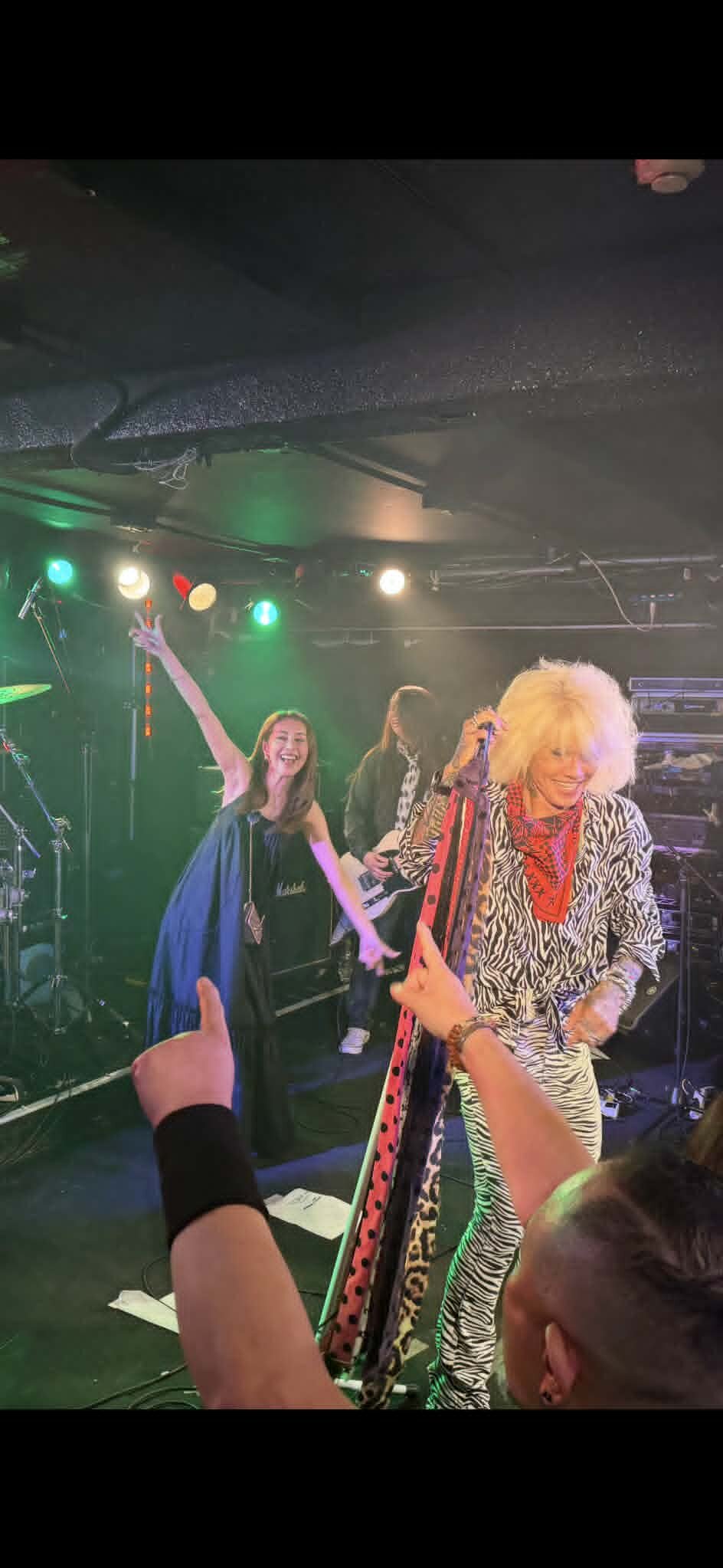 熊切あさ美（左）がZIGGYのステージに登場